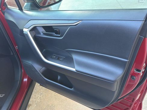 Used 2020 Toyota RAV4 LE FWD image 14