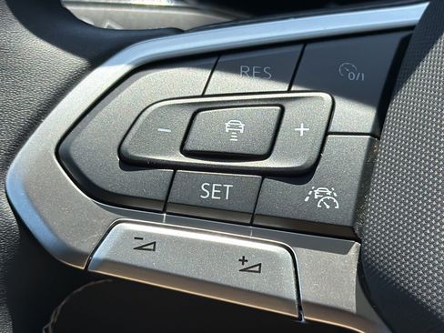 Used 2024 Volkswagen Taos SE w/ Panoramic Sunroof Package AWD/4WD image 27