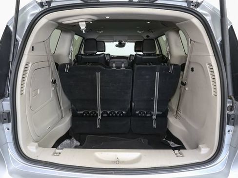 Used 2023 Chrysler Pacifica Touring-L FWD image 11