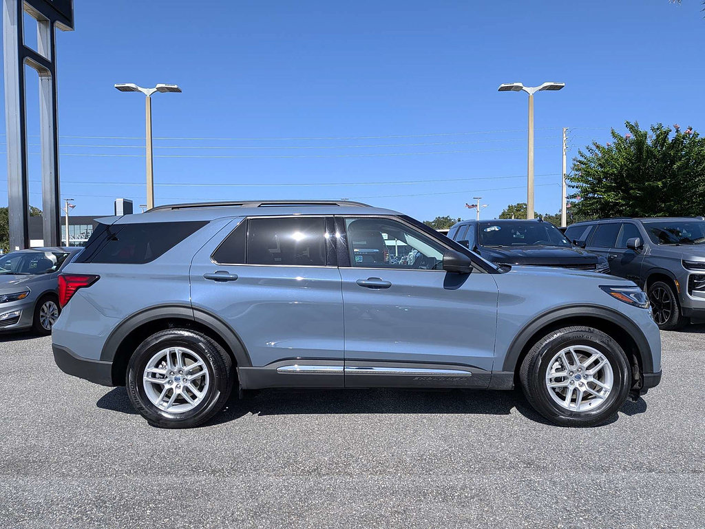 Used 2025 Ford Explorer Active RWD image 2