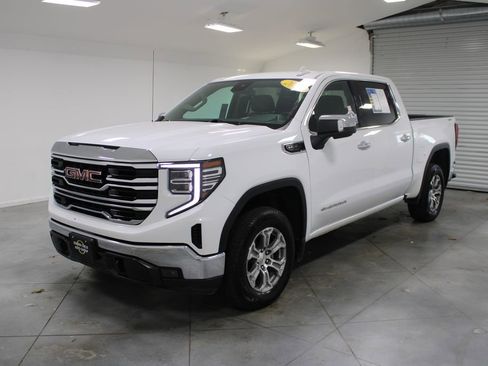 Used 2025 GMC Sierra 1500 SLT image 4
