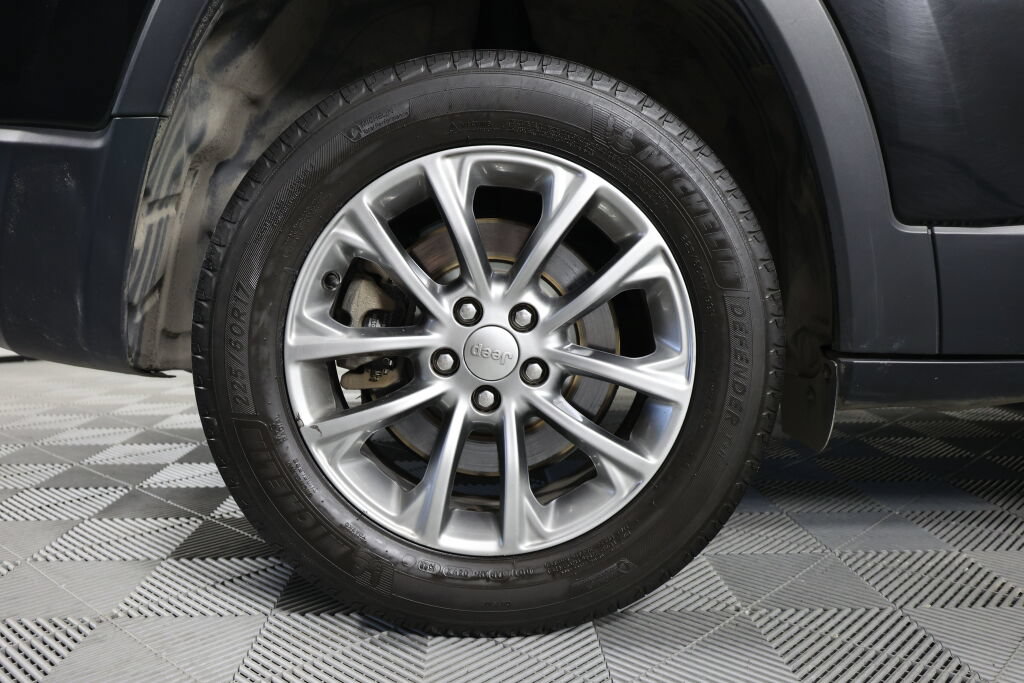 Used 2019 Jeep Cherokee Latitude Plus w/ Comfort/Convenience Group FWD image 7