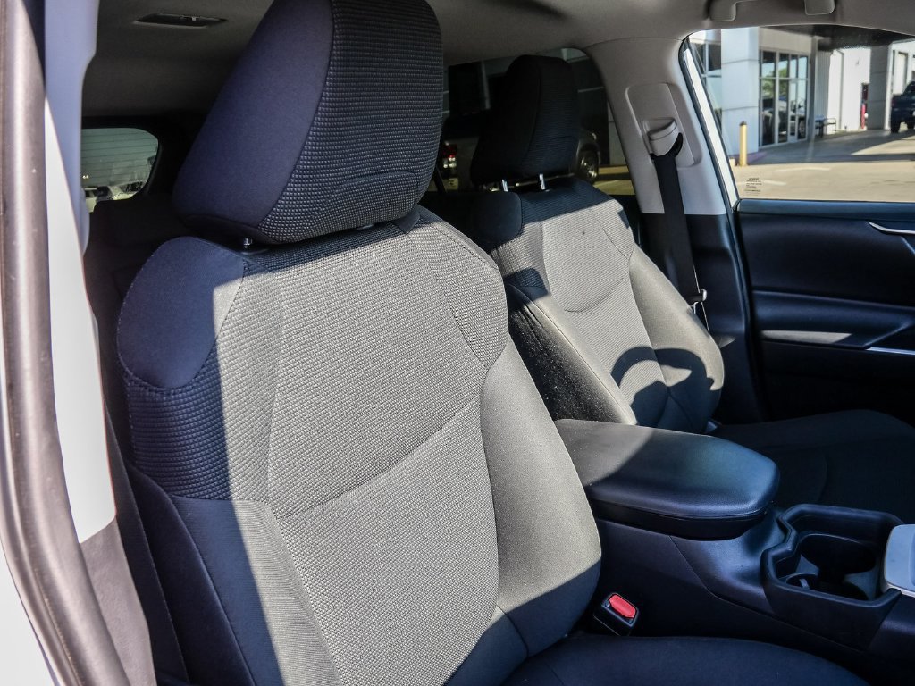 Used 2019 Toyota RAV4 LE AWD/4WD image 18