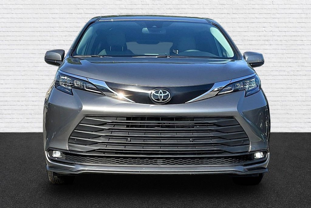 Used 2026 Toyota Sienna XLE FWD image 2