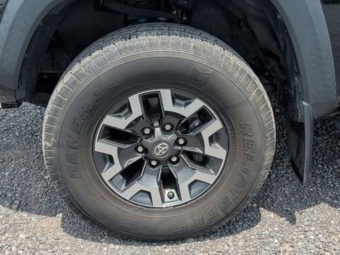 Used 2019 Toyota Tacoma TRD Off-Road AWD/4WD image 12