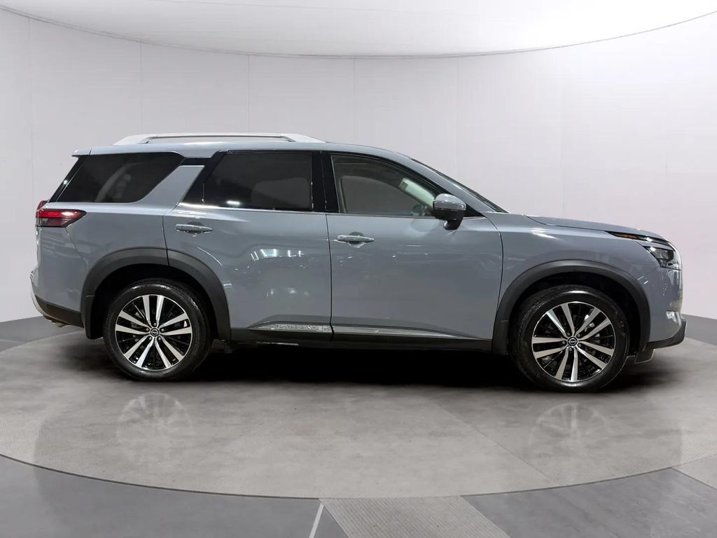 Used 2025 Nissan Pathfinder Platinum w/ Cargo Package AWD/4WD image 2