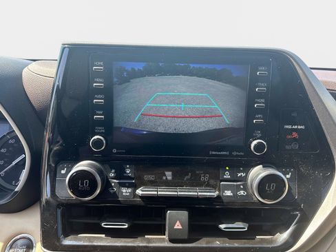Used 2021 Toyota Highlander XLE FWD image 22