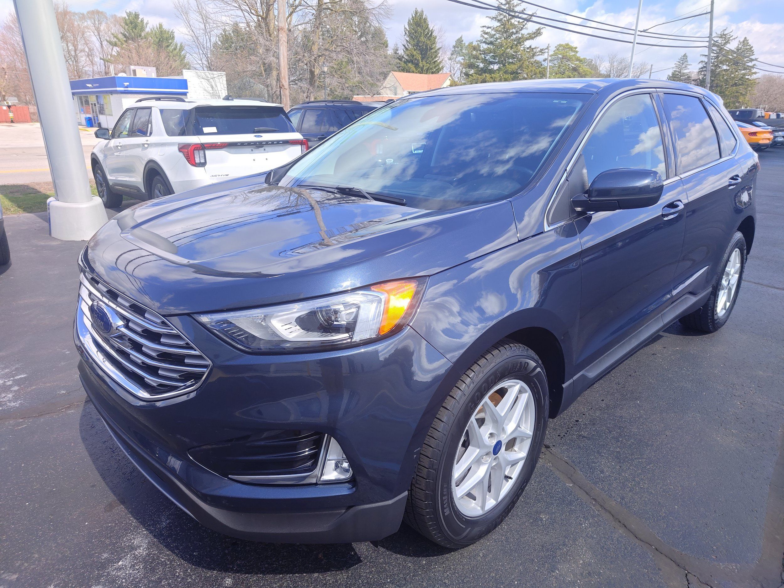 Used 2022 Ford Edge SEL w/ Convenience Package AWD/4WD image 2