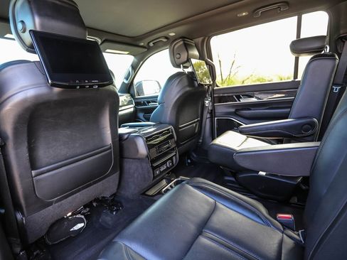 Used 2022 Jeep Wagoneer Series III w/ Premium Group I AWD/4WD image 19