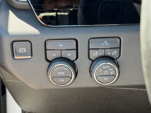 Used 2025 Chevrolet Silverado 2500 LT w/ Convenience Package image 11