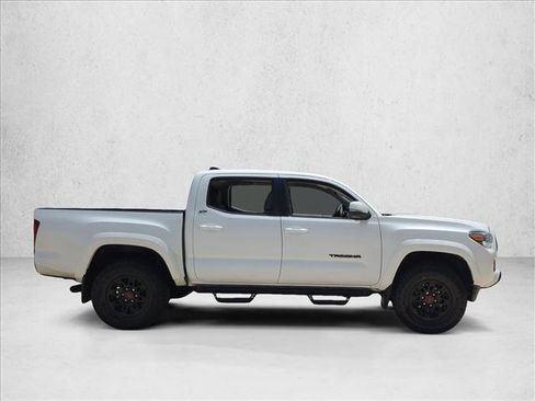 Certified 2022 Toyota Tacoma SR5 AWD/4WD image 4