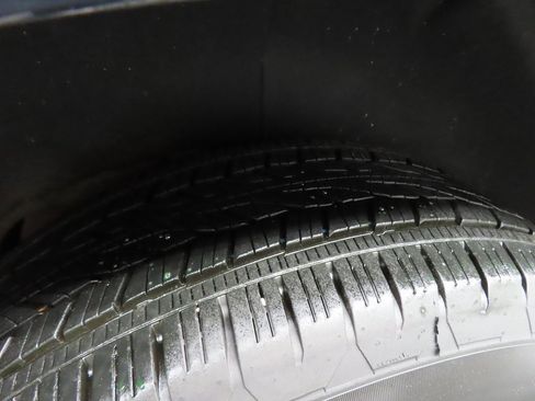 Used 2023 GMC Yukon SLE image 31