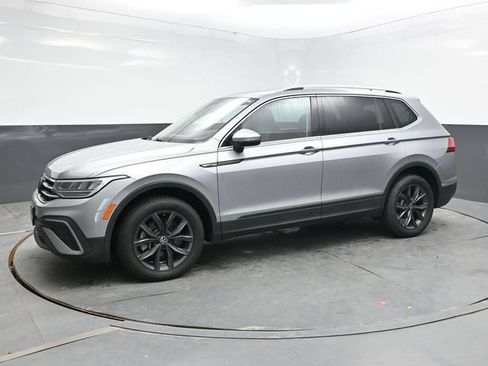 Used 2022 Volkswagen Tiguan SE FWD image 3
