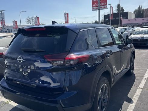Certified 2025 Nissan Rogue SV image 4