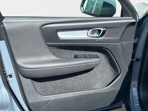 Used 2021 Volvo XC40 T5 Momentum image 16