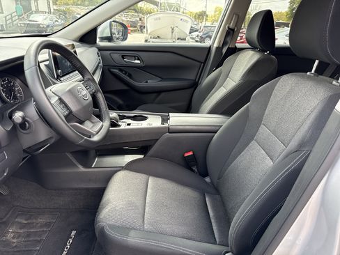 Used 2025 Nissan Rogue SV image 9