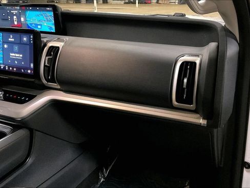 Certified 2025 Ford Expedition Active AWD/4WD image 15