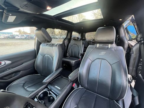 Used 2025 Chrysler Pacifica Limited image 41