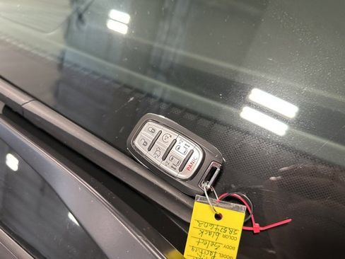 Used 2025 Chrysler Pacifica Select image 44