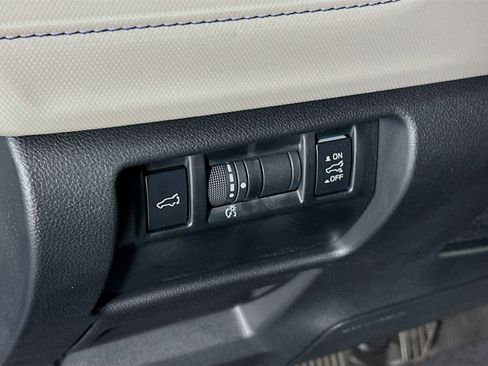 Used 2025 Subaru Forester Premium AWD/4WD image 17