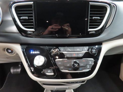 Used 2024 Chrysler Pacifica Touring-L FWD image 16