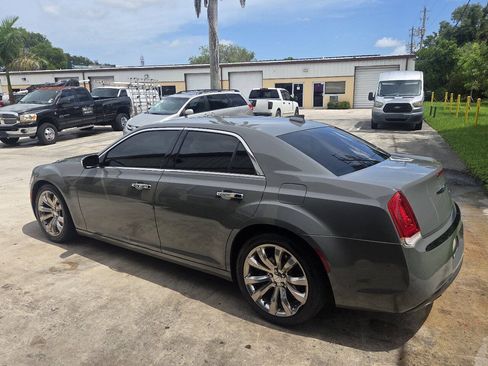 Used 2019 Chrysler 300 Limited RWD image 4