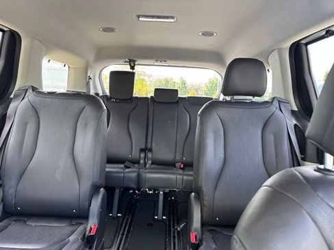 Certified 2024 Kia Carnival EX FWD image 11