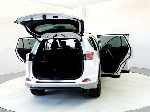 Used 2017 Toyota RAV4 SE w/ Power Extra Value Package image 11