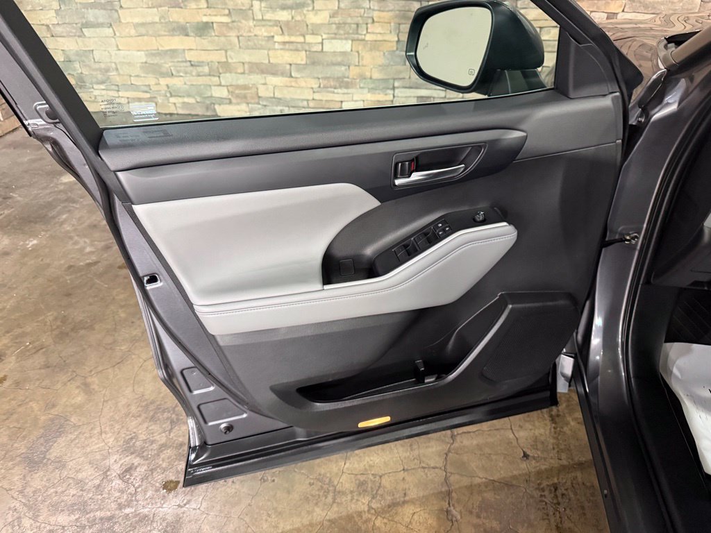 Used 2022 Toyota Highlander XLE AWD/4WD image 8
