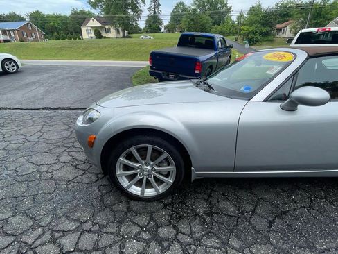 Used 2006 MAZDA MX-5 Miata Grand Touring w/ Premium Pkg RWD image 2