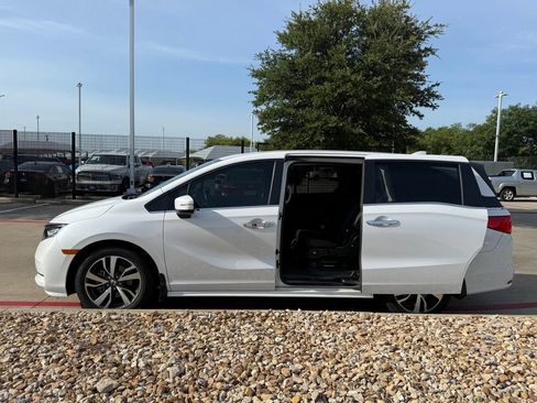 Used 2024 Honda Odyssey Touring image 3