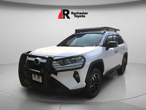 Used 2020 Toyota RAV4 XLE w/ Convenience Package AWD/4WD image 3