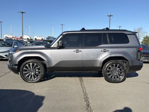 Used 2024 Lexus GX 550 w/ Accessory Package (Z1) image 2