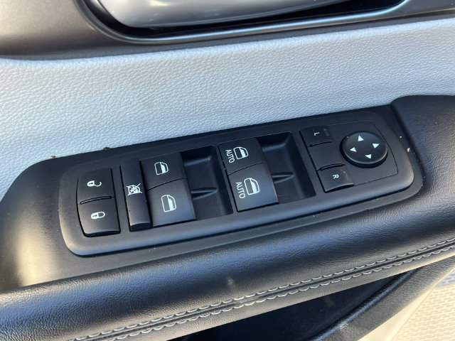 Used 2024 Chrysler Pacifica Touring-L FWD image 16