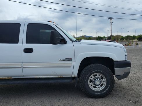 Used 2005 Chevrolet Silverado 2500 LS w/ Heavy-Duty Power Package image 4