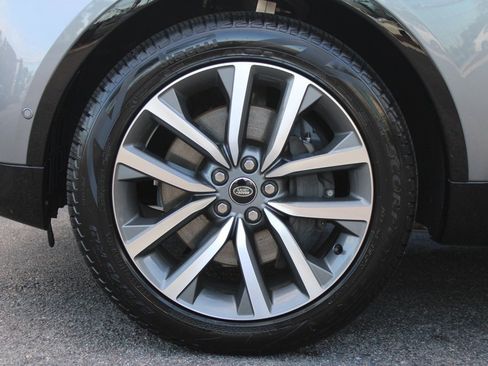 Certified 2025 Land Rover Discovery Dynamic SE image 11