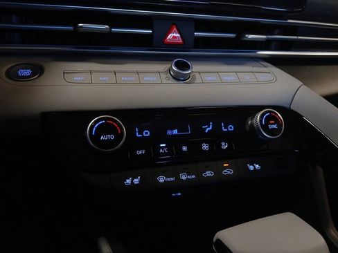 New 2025 Hyundai Elantra Limited FWD image 18