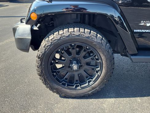 Used 2017 Jeep Wrangler Sahara w/ Dual Top Group image 11