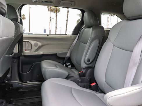 Used 2021 Toyota Sienna XLE w/ XLE Plus Package FWD image 28
