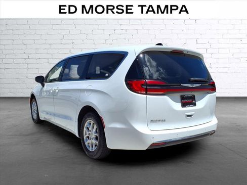 Used 2023 Chrysler Pacifica Touring-L FWD image 3