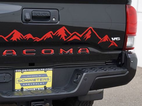 Used 2019 Toyota Tacoma TRD Off-Road image 10