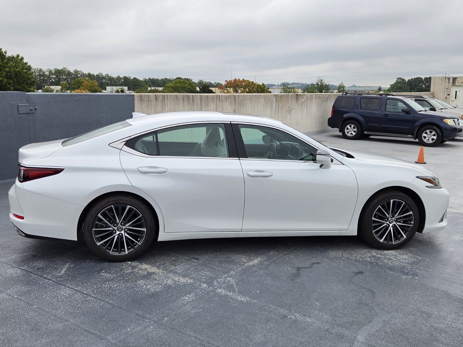 Used 2025 Lexus ES 350 w/ Premium Package FWD image 6