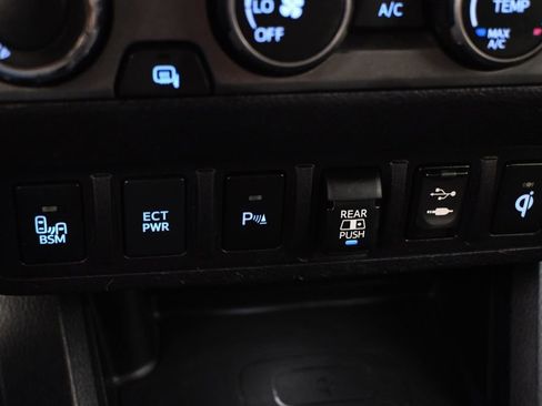Used 2019 Toyota Tacoma TRD Sport w/ Technology Package AWD/4WD image 33