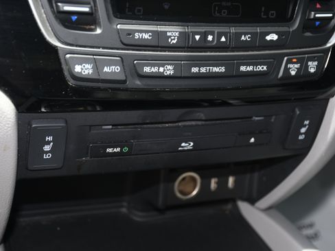 Used 2017 Honda Pilot Touring image 16