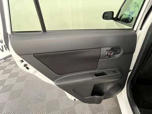 Used 2010 Scion xB FWD image 25