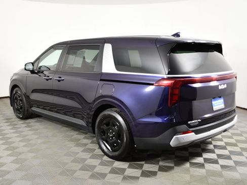 Used 2025 Kia Carnival FWD image 8
