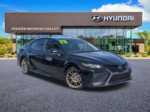 Used 2023 Toyota Camry SE image 2