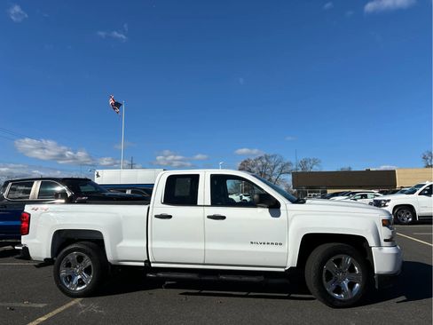 Used 2018 Chevrolet Silverado 1500 Custom w/ Custom Value Package image 3