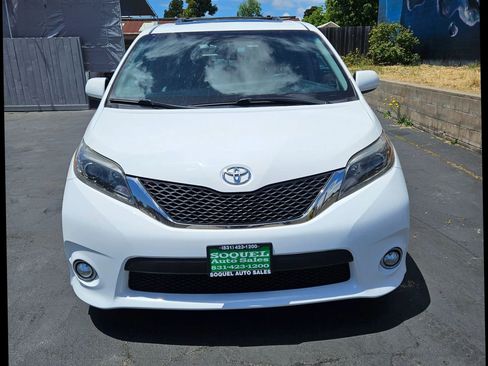Used 2017 Toyota Sienna SE image 2