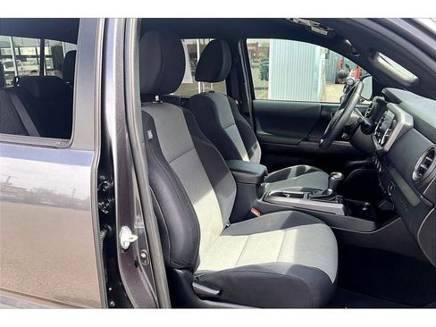 Used 2022 Toyota Tacoma TRD Off-Road AWD/4WD image 8